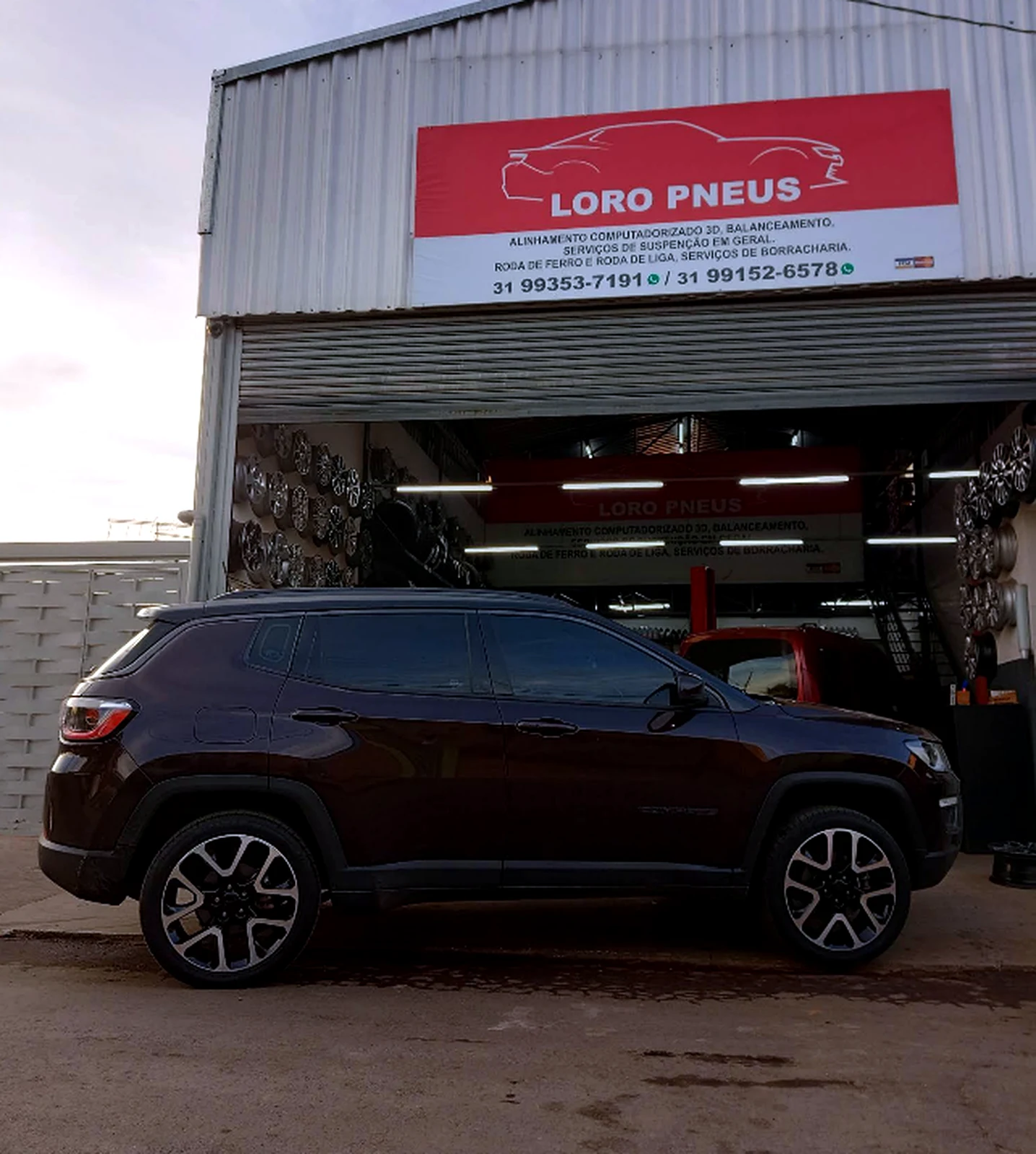 Prateleiras com óleos e produtos automotivos