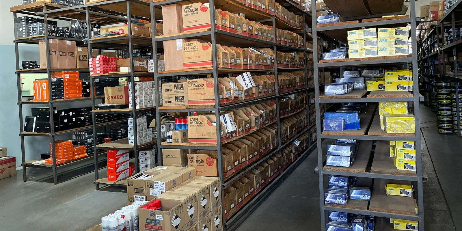 Estoque organizado de peças automotivas