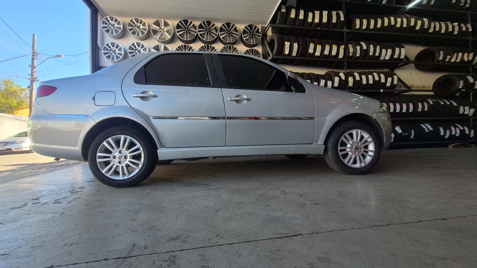Carro com rodas em destaque dentro da Loro Pneus Igarapé
