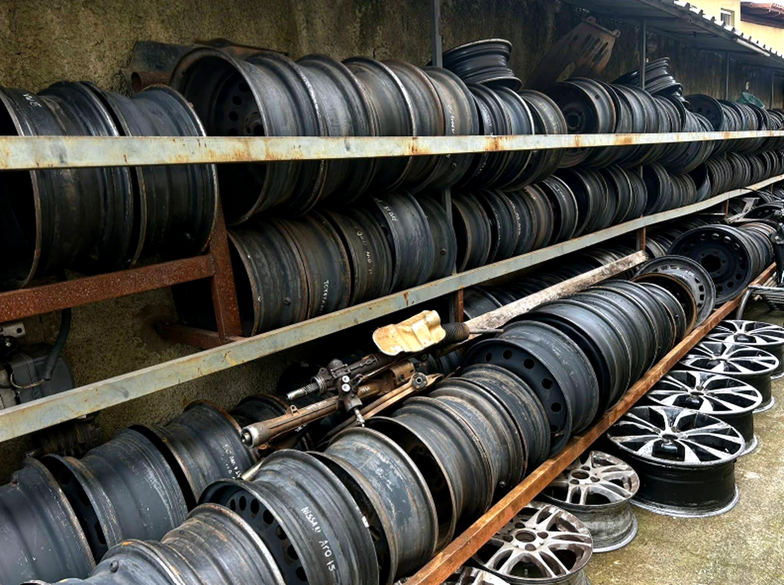 Parede com rodas expostas na oficina